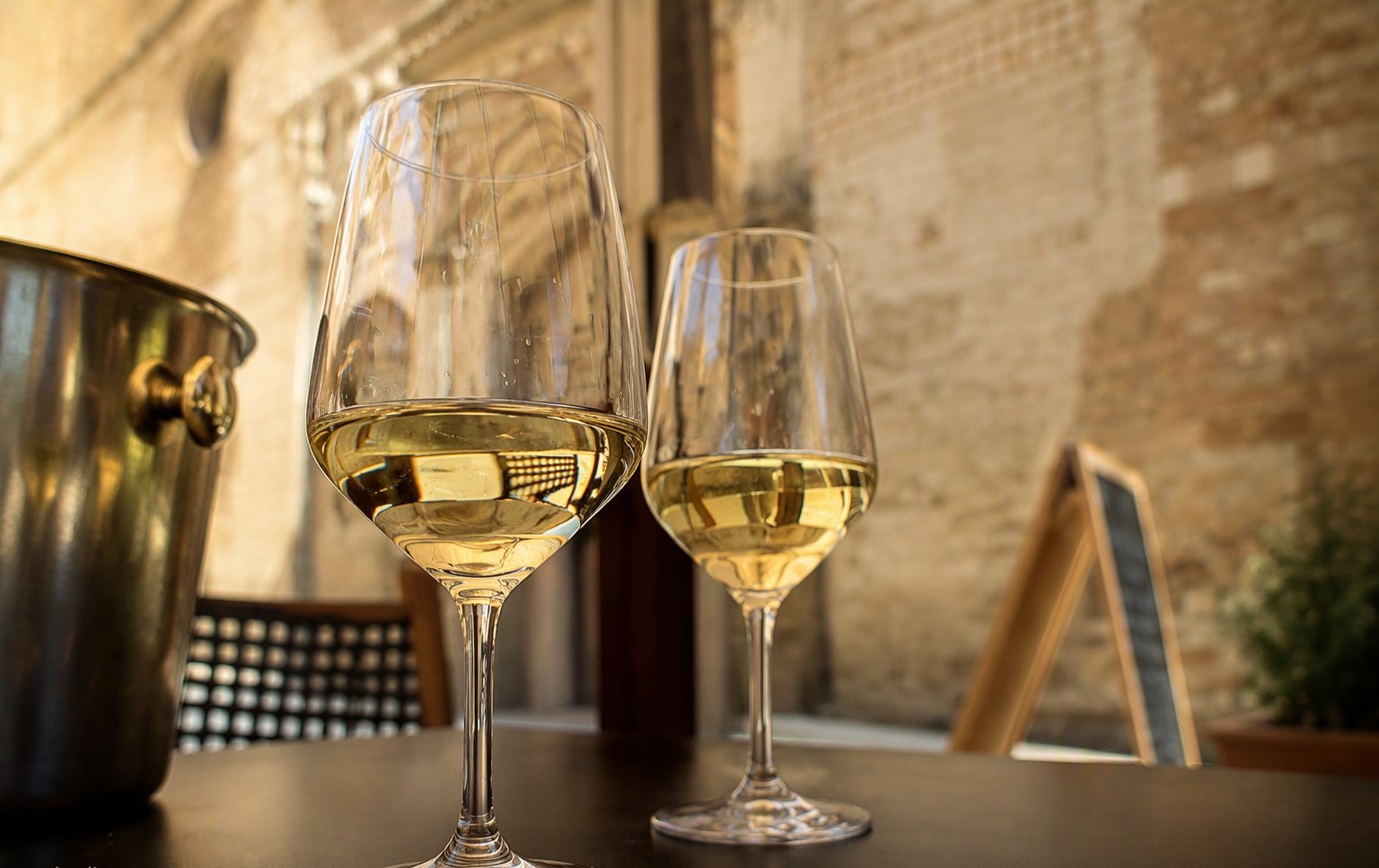 Due calici di vino bianco all'aperto